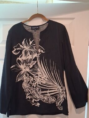 Jones New York Signature Top.  Navy With White Design.  Size Medium.